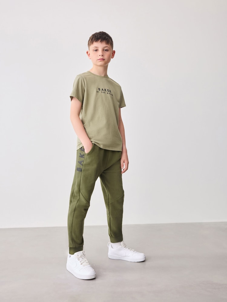 zelena - Baker by Ted Baker 100% Bombaž majica in lahke hlače za prosti čas Set - Slika 1 iz 10 zelena - Baker by Ted Baker 100% Bombaž majica in lahke hlače za prosti čas Set - Slika 1 iz 10