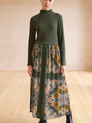 Grün mit Muster - Plissiertes Kleid mit langen Ärmeln - Bild 1 von 6