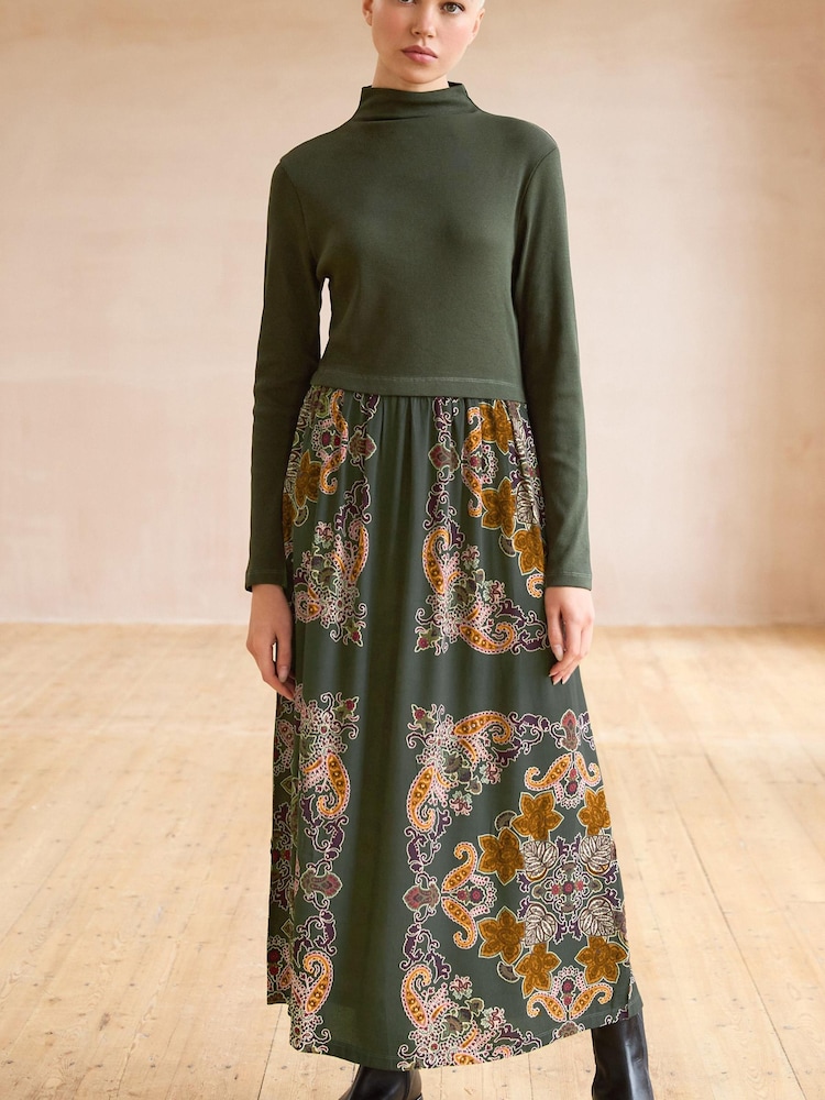 Grün mit Muster - Plissiertes Kleid mit langen Ärmeln - Bild 1 von 6
