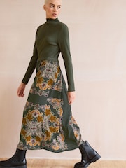 Grün mit Muster - Plissiertes Kleid mit langen Ärmeln - Bild 2 von 6