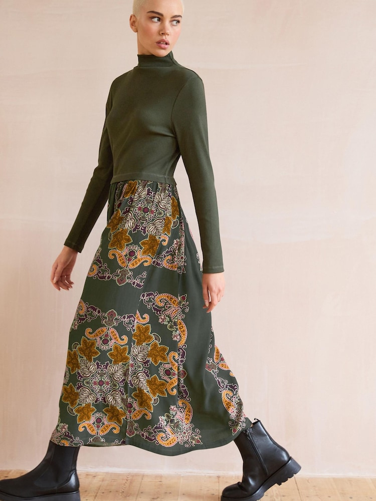Grün mit Muster - Plissiertes Kleid mit langen Ärmeln - Bild 2 von 6