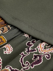 Grün mit Muster - Plissiertes Kleid mit langen Ärmeln - Bild 6 von 6