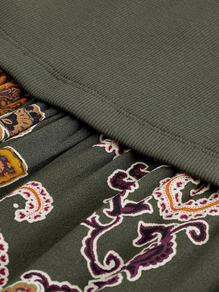 Grün mit Muster - Plissiertes Kleid mit langen Ärmeln - Bild 6 von 6