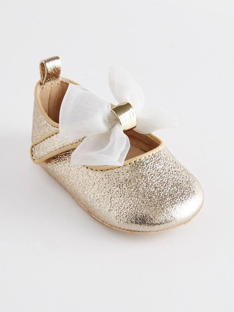 Gold - Baker by Ted Baker – Babyschuhe für Mädchen mit Zierschleife - Bild 1 von 5 Gold - Baker by Ted Baker – Babyschuhe für Mädchen mit Zierschleife - Bild 1 von 5