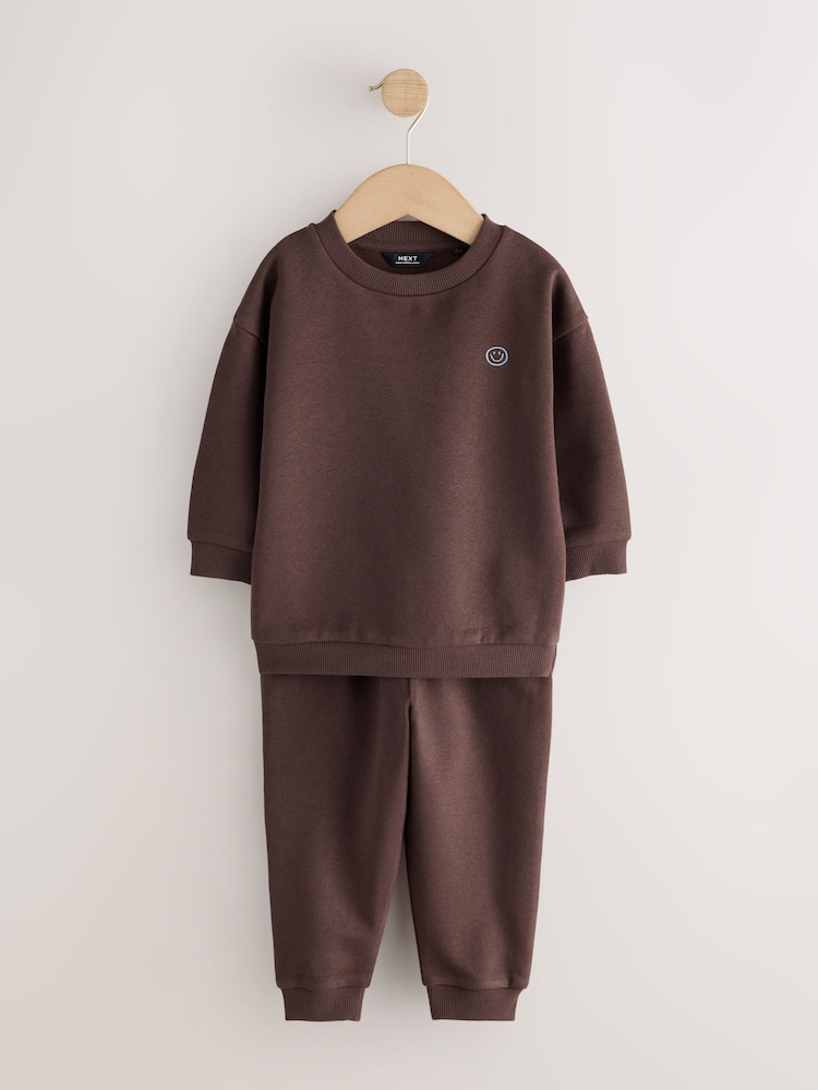 Schokoladenbraun - Jersey-Set mit Sweatshirt und Jogginghose (3 M.–7 J.) - Bild 1 von 4 Schokoladenbraun - Jersey-Set mit Sweatshirt und Jogginghose (3 M.–7 J.) - Bild 1 von 4