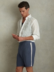 Airforce Blue - Шорты из хлопкового Blend в стиле кроше с затягивающимся шнурком Reiss Creek - Изображение 1 из 4