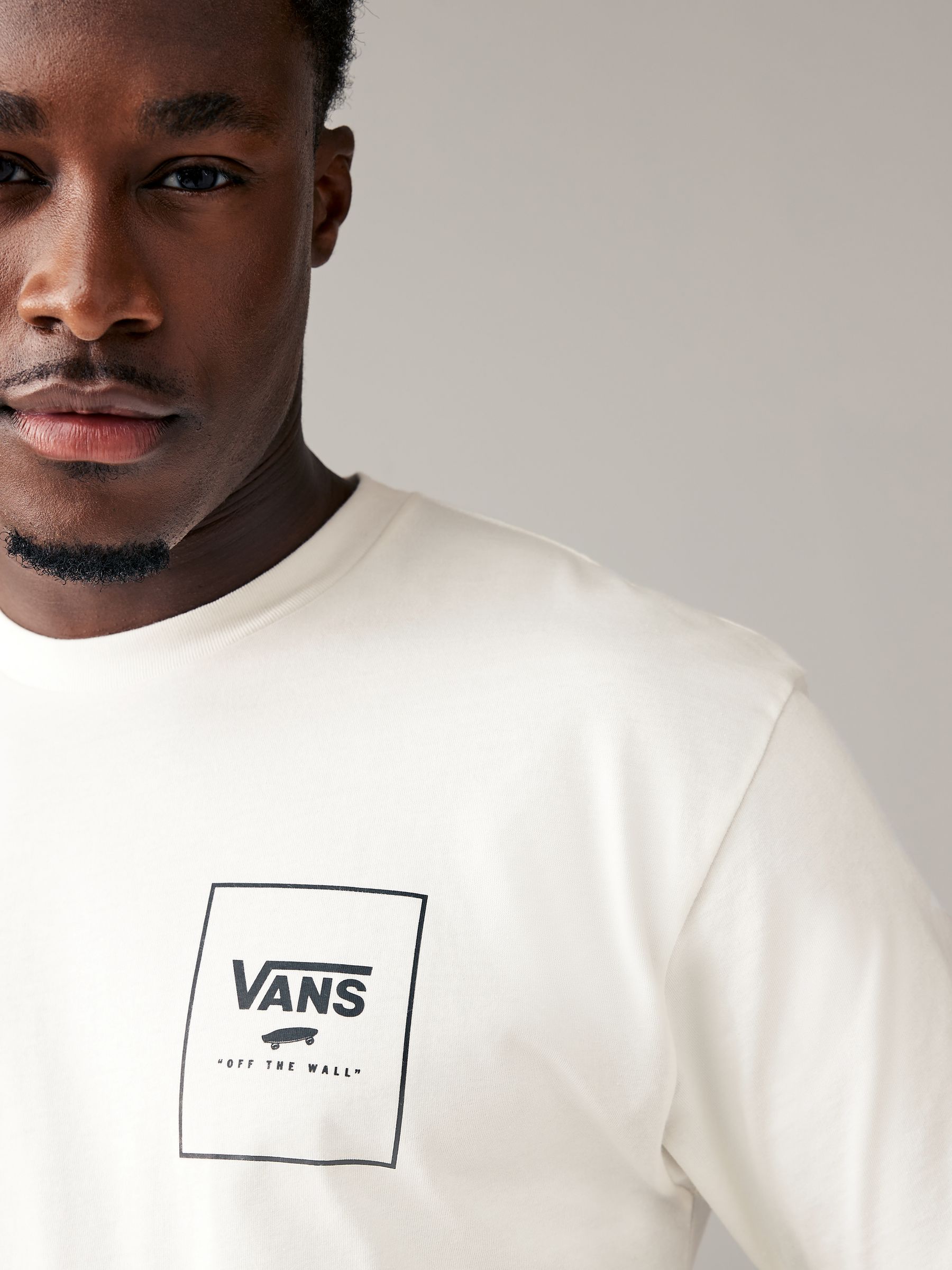 Kaufe Sie Vans Mens Mini Box 100 Cotton White T Shirt bei Next Deutschland