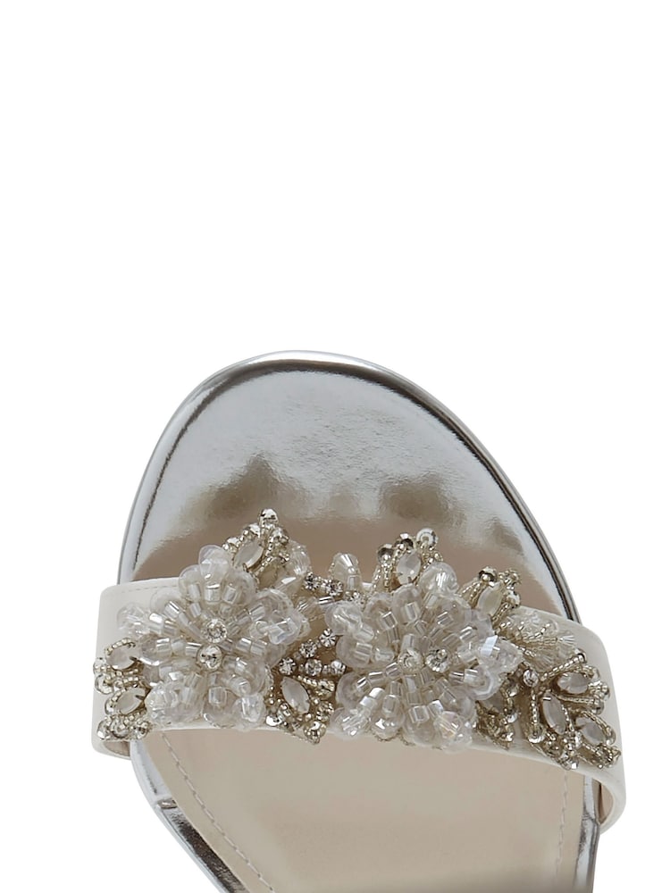 Rainbow Club Mia Satin-Sandalen mit breiter Passform für Hochzeiten in Elfenbein - Bild 7 von 7 Rainbow Club Mia Satin-Sandalen mit breiter Passform für Hochzeiten in Elfenbein - Bild 7 von 7