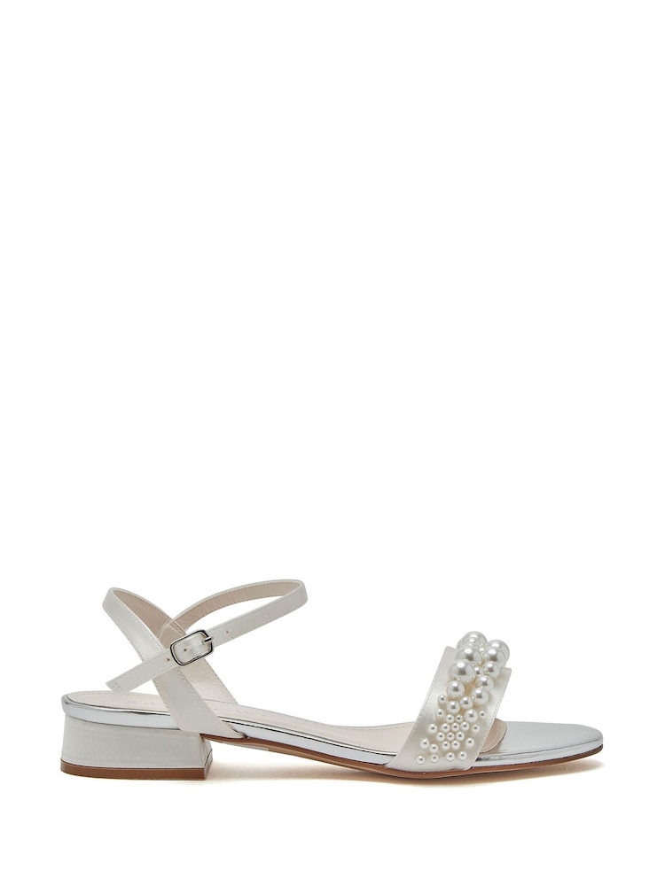 Sandalias de satén color marfil para boda Kendall de Rainbow Club - Imagen 2 de 5 Sandalias de satén color marfil para boda Kendall de Rainbow Club - Imagen 2 de 5