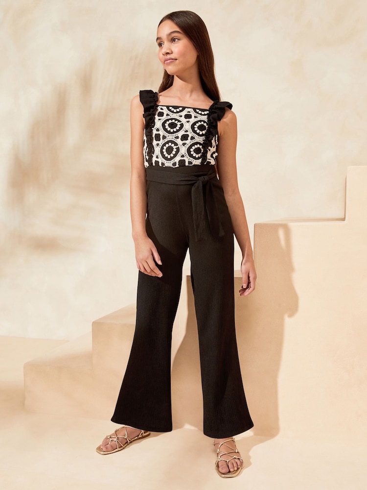 Schwarz/Weiß - Lipsy Jersey-Jumpsuit mit Häkeldesign (5–16 J.) - Bild 1 von 4 Schwarz/Weiß - Lipsy Jersey-Jumpsuit mit Häkeldesign (5–16 J.) - Bild 1 von 4