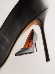 Preto - Sapatos de couro bico fino - Imagem 9 de 15