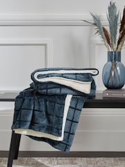 Kuschelige Decke aus Sherpa-Fleece mit Gittermuster - Bild 1 von 4