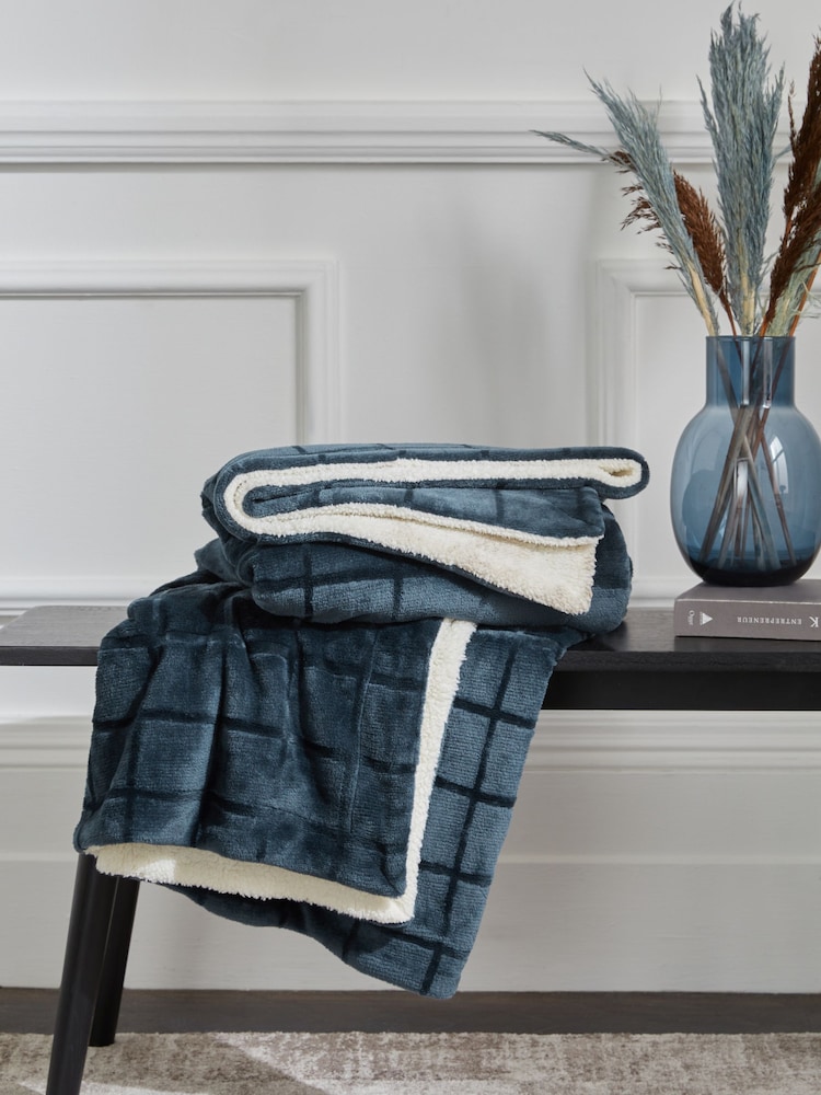 Kuschelige Decke aus Sherpa-Fleece mit Gittermuster - Bild 1 von 4