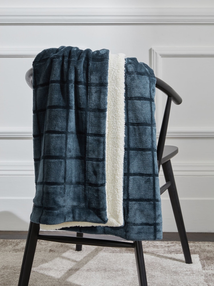 Kuschelige Decke aus Sherpa-Fleece mit Gittermuster - Bild 2 von 4