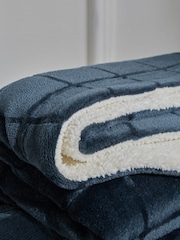 Kuschelige Decke aus Sherpa-Fleece mit Gittermuster - Bild 3 von 4