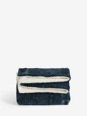 Kuschelige Decke aus Sherpa-Fleece mit Gittermuster - Bild 4 von 4