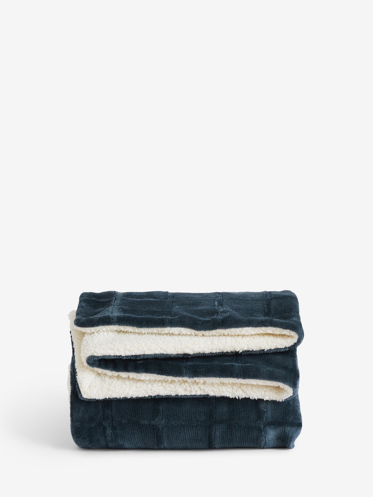 Kuschelige Decke aus Sherpa-Fleece mit Gittermuster - Bild 4 von 4