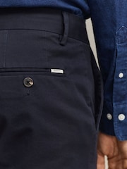 Zils - GANT Smart Slim Fit smalka tvīla chino bikses - Attēls 5 no 6