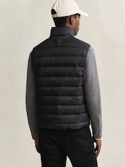 Černý - GANT Lightweight Down Gilet - Obrázek 2 z 8