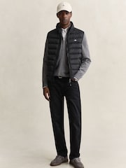 Černý - GANT Lightweight Down Gilet - Obrázek 4 z 8