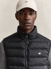 Černý - GANT Lightweight Down Gilet - Obrázek 5 z 8