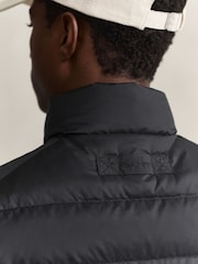 Černý - GANT Lightweight Down Gilet - Obrázek 6 z 8
