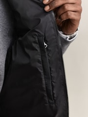 Černý - GANT Lightweight Down Gilet - Obrázek 7 z 8