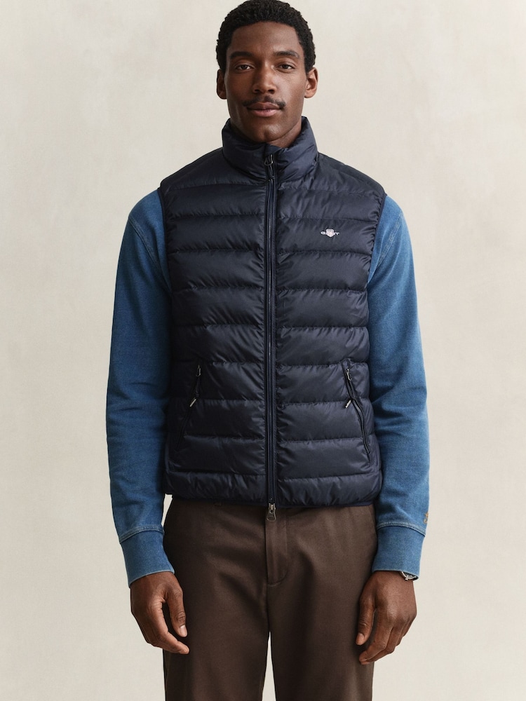 Modrá - GANT Lightweight Down Gilet - Obrázek 1 z 8 Modrá - GANT Lightweight Down Gilet - Obrázek 1 z 8