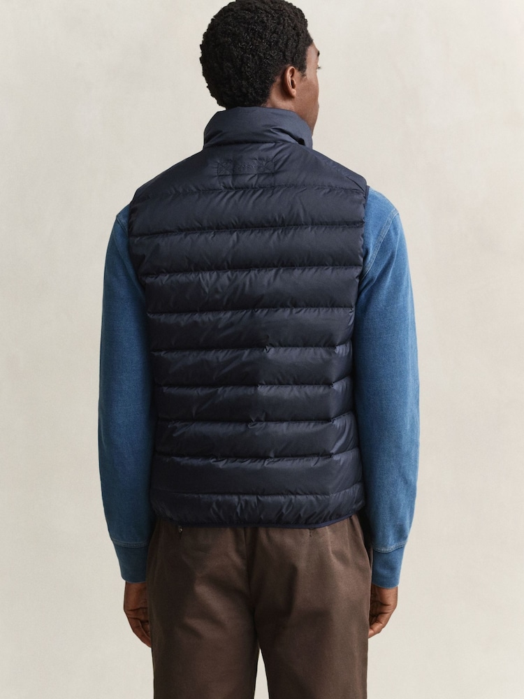 Modrá - GANT Lightweight Down Gilet - Obrázek 2 z 8 Modrá - GANT Lightweight Down Gilet - Obrázek 2 z 8