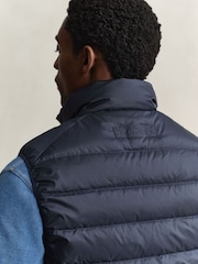 Modrá - GANT Lightweight Down Gilet - Obrázek 6 z 8