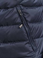 Modrá - GANT Lightweight Down Gilet - Obrázek 8 z 8