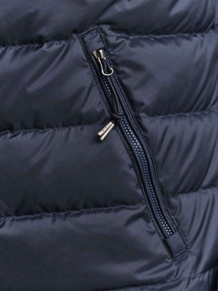 Modrá - GANT Lightweight Down Gilet - Obrázek 8 z 8 Modrá - GANT Lightweight Down Gilet - Obrázek 8 z 8