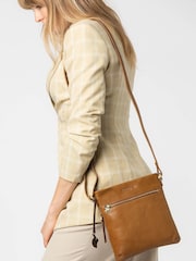 Bronzeado escuro - Conkca Yayoi Leather Cross-Body Bag - Imagem 1 de 6