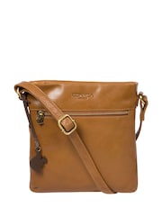 Bronzeado escuro - Conkca Yayoi Leather Cross-Body Bag - Imagem 2 de 6