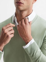 Reiss Apple Earl Merino Wool V-Neck Jumper - Image 4 of 6