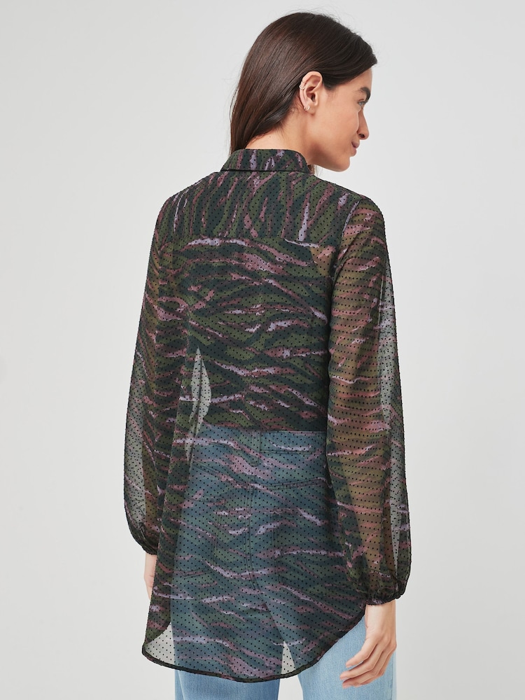 Kaki zelena zebrasta - Bluza daljšega kroja z ovratnikom na zadrgo - Slika 2 iz 4 Kaki zelena zebrasta - Bluza daljšega kroja z ovratnikom na zadrgo - Slika 2 iz 4