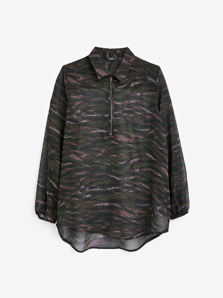 Kaki zelena zebrasta - Bluza daljšega kroja z ovratnikom na zadrgo - Slika 4 iz 4 Kaki zelena zebrasta - Bluza daljšega kroja z ovratnikom na zadrgo - Slika 4 iz 4