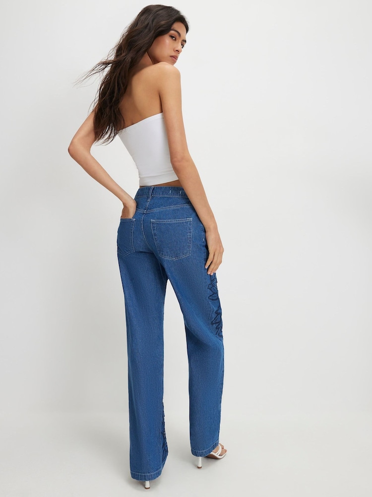 River Island låg midja blommiga avslappnade raka jeans - Bild 2 av 4 River Island låg midja blommiga avslappnade raka jeans - Bild 2 av 4