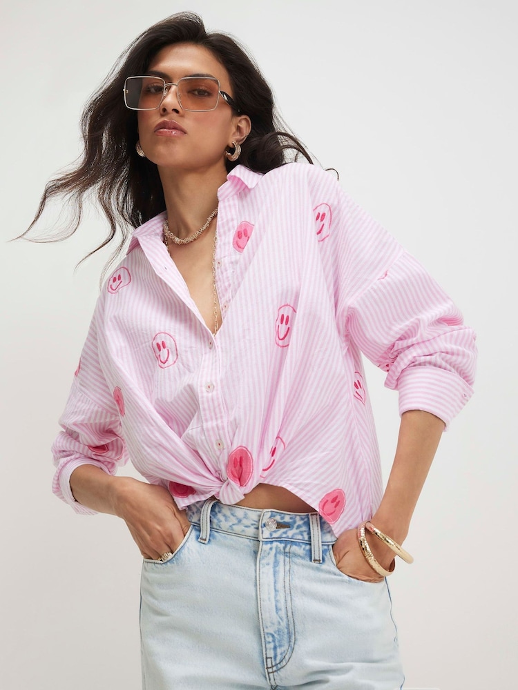 قميص مخطّط بأكمام طويلة ومطرَّز بوجه مبتسم من River Island - صورة 1 من 4 قميص مخطّط بأكمام طويلة ومطرَّز بوجه مبتسم من River Island - صورة 1 من 4