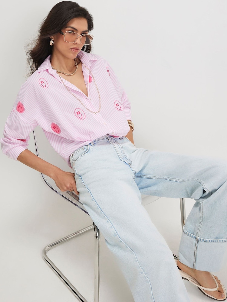 قميص مخطّط بأكمام طويلة ومطرَّز بوجه مبتسم من River Island - صورة 2 من 4 قميص مخطّط بأكمام طويلة ومطرَّز بوجه مبتسم من River Island - صورة 2 من 4