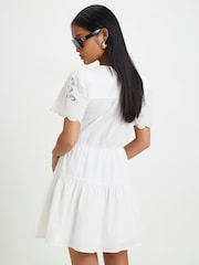 Minivestido de popelina con manga corta y calados petite de River Island - Imagen 4 de 4