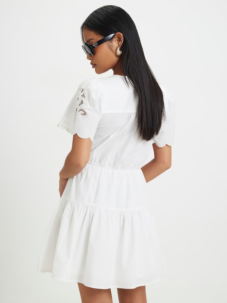 Minivestido de popelina con manga corta y calados petite de River Island - Imagen 4 de 4 Minivestido de popelina con manga corta y calados petite de River Island - Imagen 4 de 4