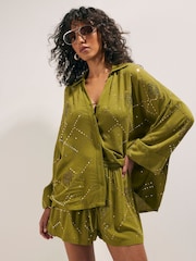 قميص بأكمام طويلة برسمة نخيل مرصَّعة بفصوص مُثبتة حراريًّا من River Island - صورة 1 من 4