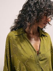 قميص بأكمام طويلة برسمة نخيل مرصَّعة بفصوص مُثبتة حراريًّا من River Island - صورة 4 من 4
