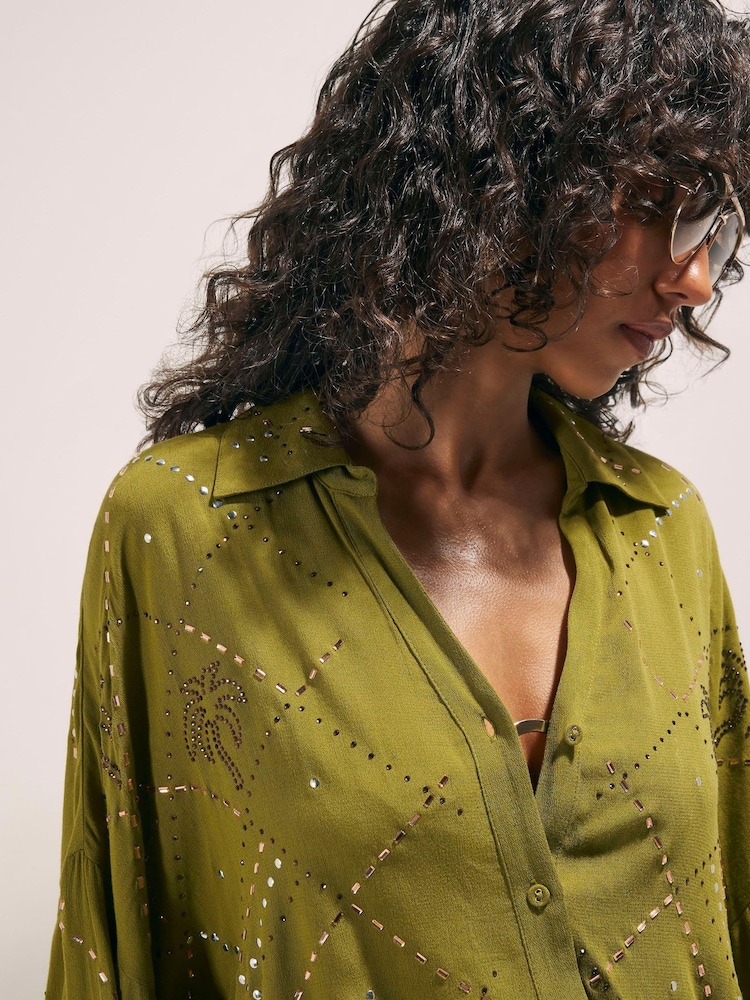 قميص بأكمام طويلة برسمة نخيل مرصَّعة بفصوص مُثبتة حراريًّا من River Island - صورة 4 من 4 قميص بأكمام طويلة برسمة نخيل مرصَّعة بفصوص مُثبتة حراريًّا من River Island - صورة 4 من 4