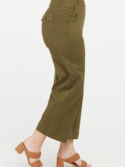 Spanx Cropped-Hose aus elastischem Twill mit weitem Beinschnitt, Grün - Bild 1 von 4