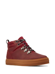 Botas de senderismo en rojo burdeos con cierre de cordones y cremallera y diseño de cuero de Clarks - Imagen 3 de 7