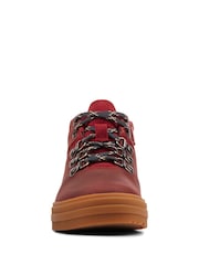 Botas de senderismo en rojo burdeos con cierre de cordones y cremallera y diseño de cuero de Clarks - Imagen 5 de 7