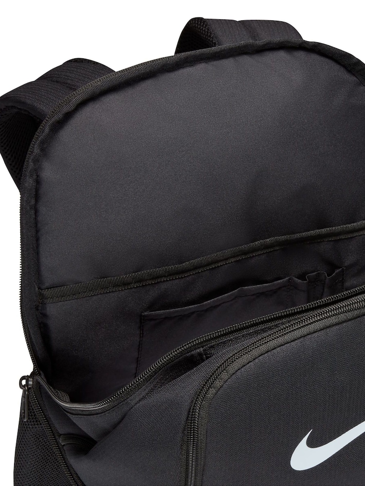 black nike brasilia 7 backpack Medium It features a dedicated internal laptop sleeve and a convenient organization panel Nike Durable PolyesterTraining Backpack, Black