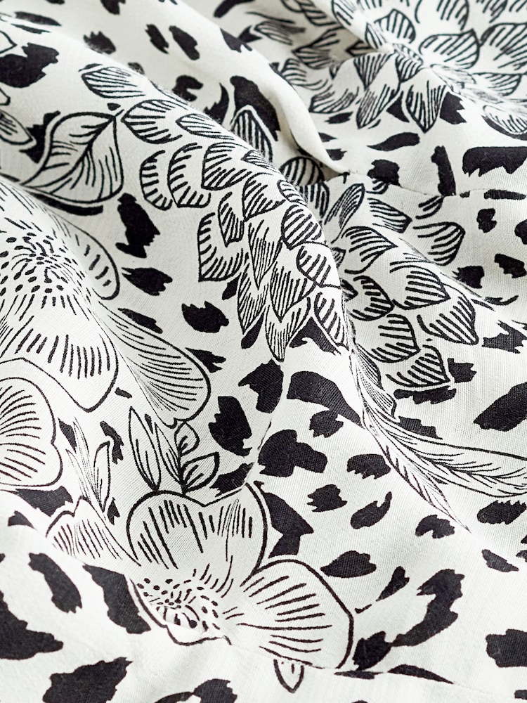 Schwarz/Creme/Animal-Blumenprint - Oberteil mit Wasserfallausschnitt und Flügelärmeln - Bild 6 von 6 Schwarz/Creme/Animal-Blumenprint - Oberteil mit Wasserfallausschnitt und Flügelärmeln - Bild 6 von 6